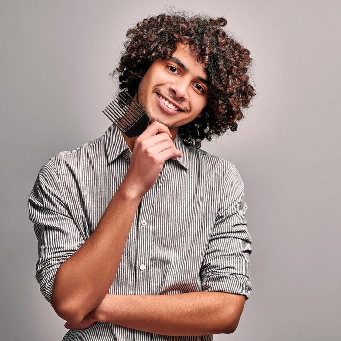 SIMPOR 2 Pcs Hair Pick Comb Wide Tooth Lift for Hair Styling Detangling Plastic Afro Pick for Women Men (Metallic Blue, Black)