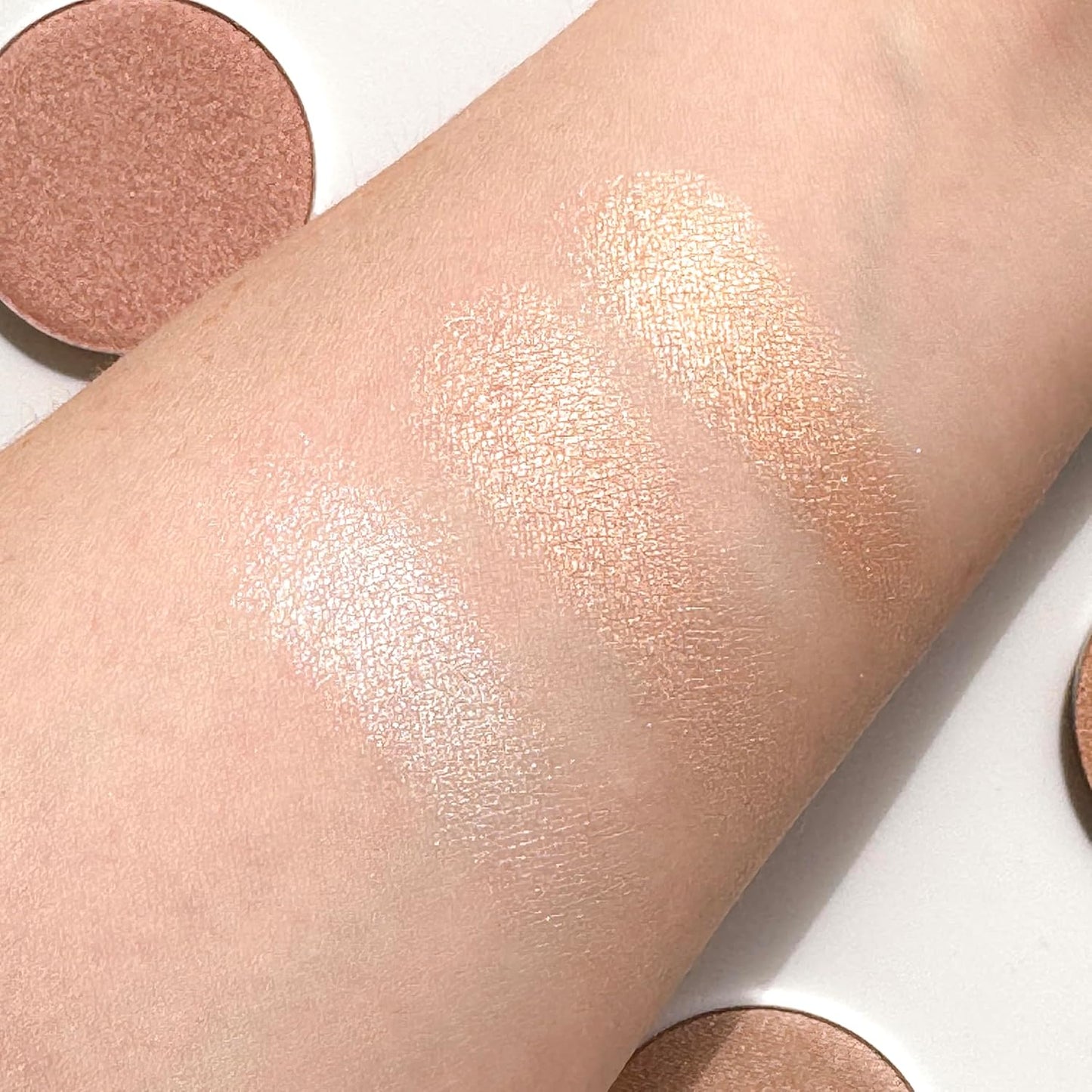 Sandstone Scandinavia Highlighter – Hypoallergenic Face Highlighter - High Glossy Face Illuminator with Natural Finish - Pearl Shimmer - Smooth silky Powder Makeup (Golden Champagne, 3 g)