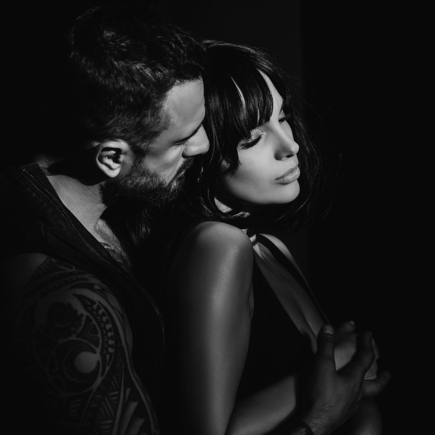 Rich Oud Eau de Parfum 3.4 oz - Masculine Blend with Warm Smoky Incense Earthy Accords and Spicy Black Pepper loved for its long lasting trail and compliment catching aroma