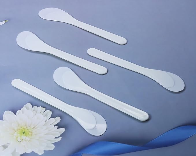 ONLYKXY 5pcs 5inch Plastic Beauty Spoon Facial Cream Brush Makeup Scoop Mud Reusable Cosmetic Dig Scoop Spatula Mask Tip for Lotions Moisturizers Home Salon DIY Facemask Mixing Sampling (White)