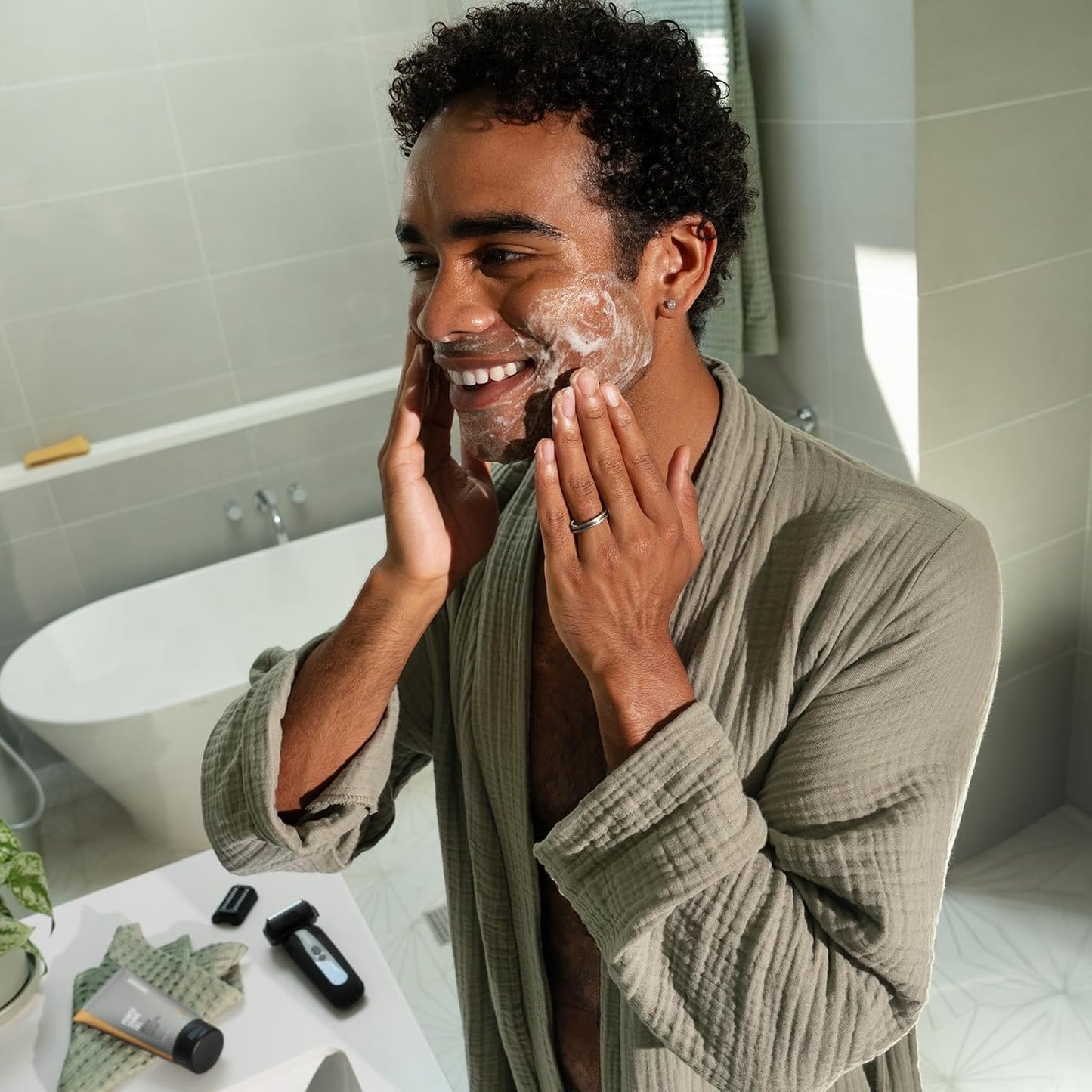 MANSCAPED® The Chairman™ PRO Package - Men’s Electric Face Shaver with Two Interchangeable Blades, SkinSafe® Four-Blade Foil & Stubble Trimmer, Power Shave Gel, Face Shave Soother Aftershave